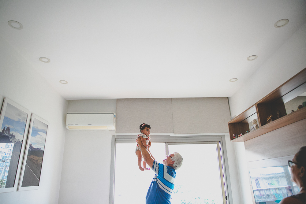 bebe no colo do avo, avo e neto, dia dos avos, bebe com a familia, fotografia afetiva, avo brincando com o bebe, ensaio fotografico em casa, familia rio de janeiro, aline lelles, familia reunida, album de familia, fotografia de familia rj