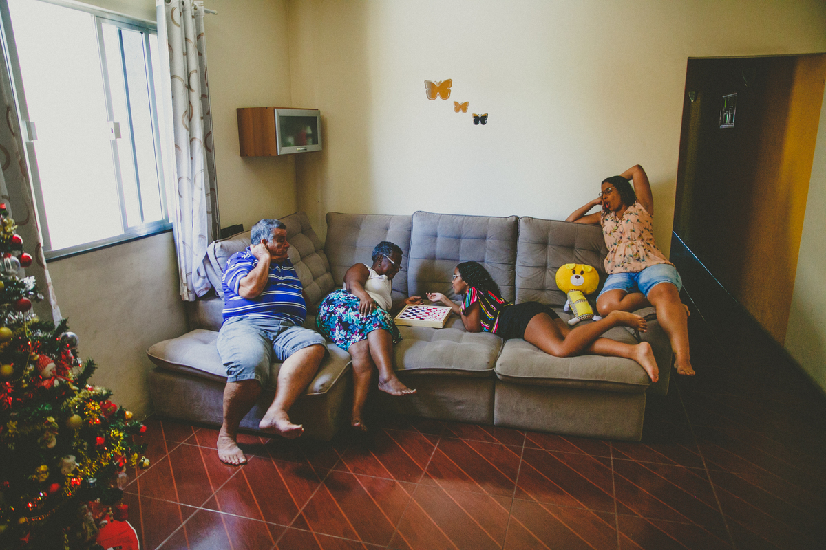 familia reunida na sala, educacao infantil, criancas na pandemia, o que fazer com os filhos na pandemia, aline lelles, fotografia de familia, melhor fotografa de familia, fotos de familia no rio de janeiro