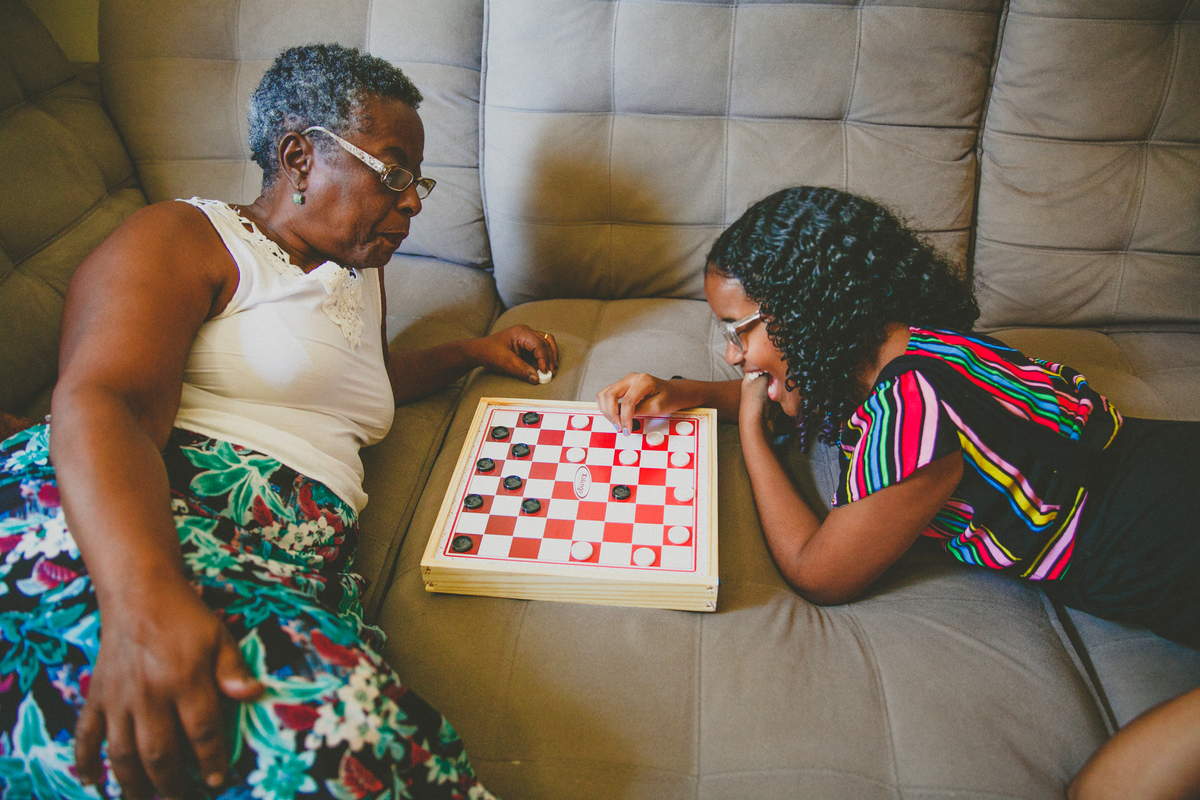 brincar com a avo, brincadeira de crianca, educacao infantil, criancas na pandemia, o que fazer com os filhos na pandemia, aline lelles, fotografia de familia, melhor fotografa de familia, fotos de familia no rio de janeiro