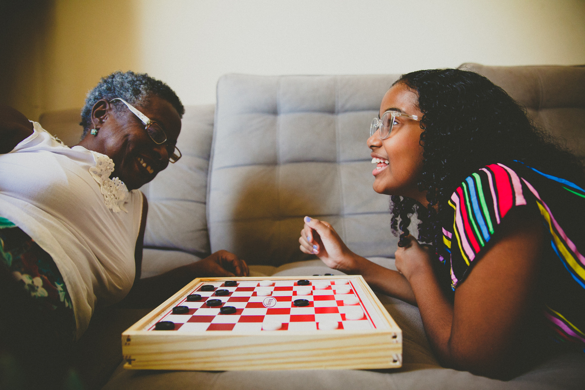 brincar com a avo, brincadeira de crianca, educacao infantil, criancas na pandemia, o que fazer com os filhos na pandemia, aline lelles, fotografia de familia, melhor fotografa de familia, fotos de familia no rio de janeiro