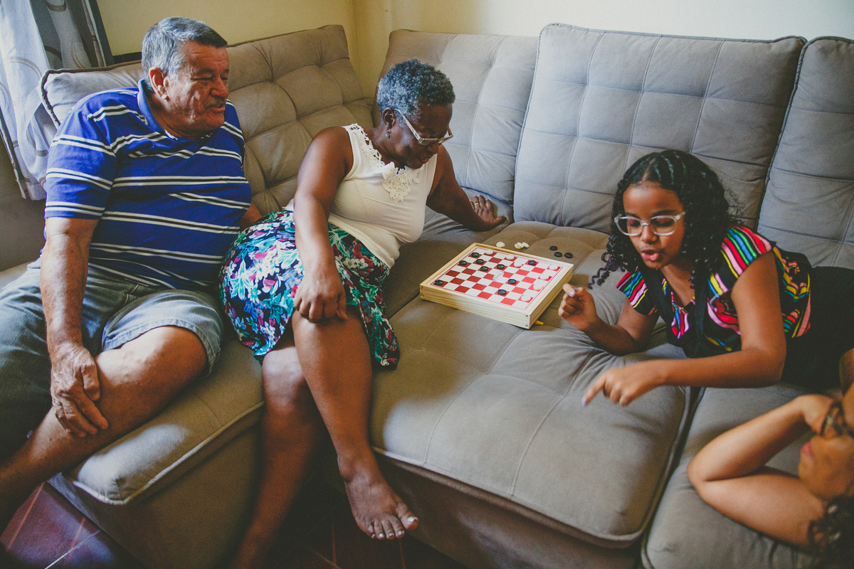 brincar com a avo, brincadeira de crianca, educacao infantil, criancas na pandemia, o que fazer com os filhos na pandemia, aline lelles, fotografia de familia, melhor fotografa de familia, fotos de familia no rio de janeiro