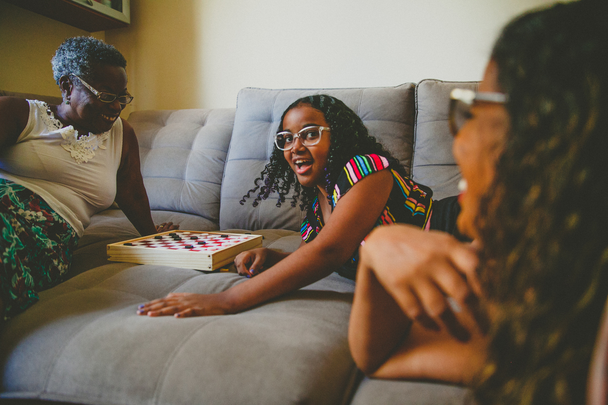 brincar com a avo, brincadeira de crianca, educacao infantil, criancas na pandemia, o que fazer com os filhos na pandemia, aline lelles, fotografia de familia, melhor fotografa de familia, fotos de familia no rio de janeiro