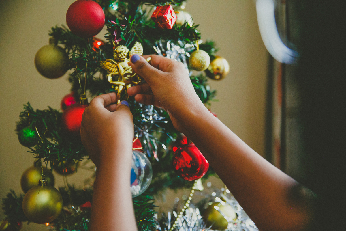 montar a arvore de natal em familia, fortalecer lacos entre avo e crianca, criancas na pandemia, o que fazer com os filhos na pandemia, aline lelles, fotografia de familia, melhor fotografa de familia, fotos de familia no rio de janeiro