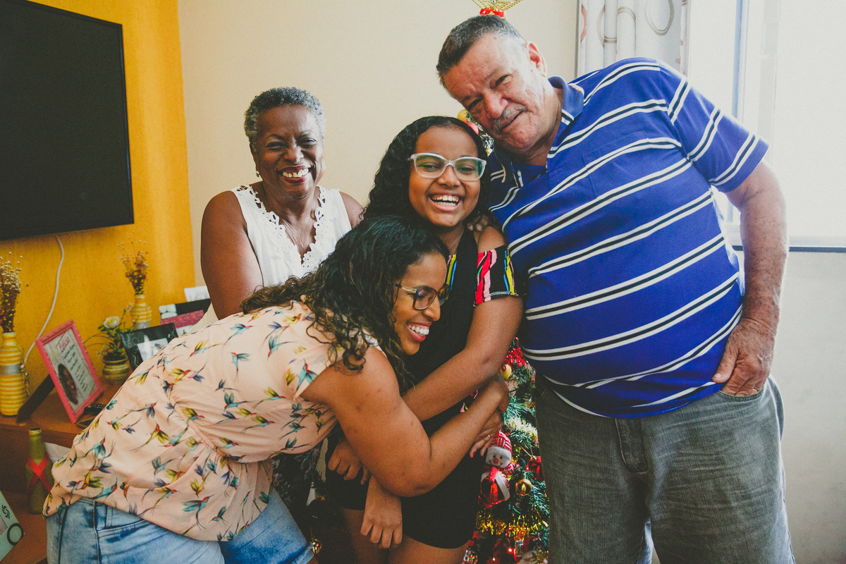 montar a arvore de natal em familia, arvore de natal, criancas na pandemia, o que fazer com os filhos na pandemia, aline lelles, fotografia de familia, melhor fotografa de familia, fotos de familia no rio de janeiro, retrato de familia, familia reunida