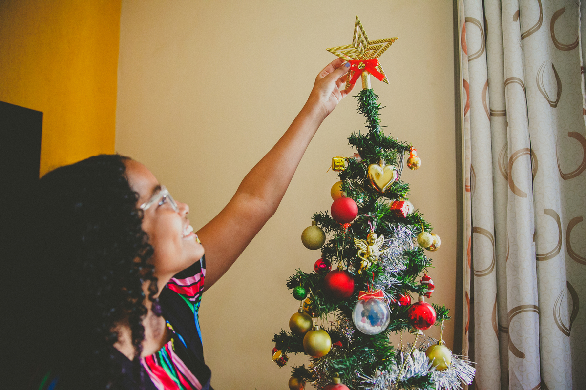 montar a arvore de natal em familia, arvore de natal, criancas na pandemia, o que fazer com os filhos na pandemia, aline lelles, fotografia de familia, melhor fotografa de familia, fotos de familia no rio de janeiro, retrato de familia, familia reunida