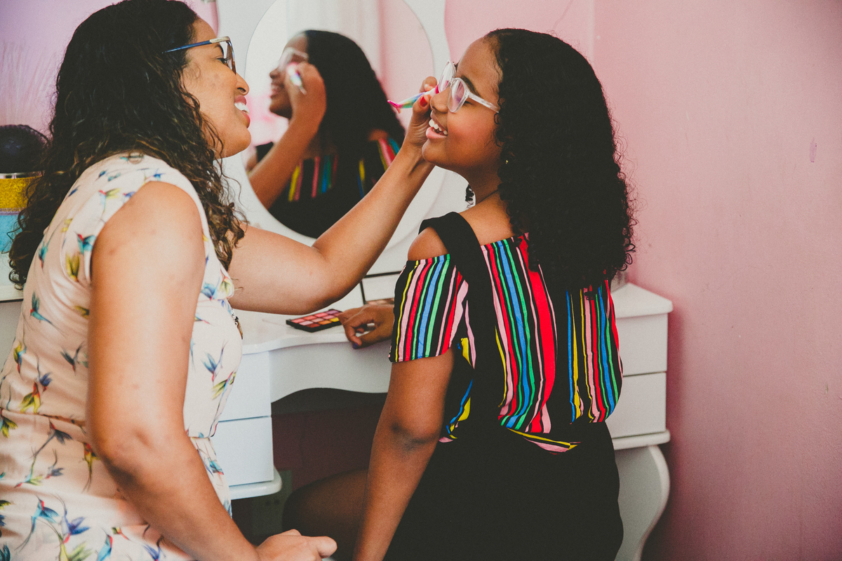 maquiagem para cirancas, aline lelles, fotos de familia, fotografia de familia, fodocumentario, geracoes de familia, ancestralidade, constelacao familiar, terapia de familia, uniao de familia, familia que ora unida, pais e filhos, melhor fotografo rj