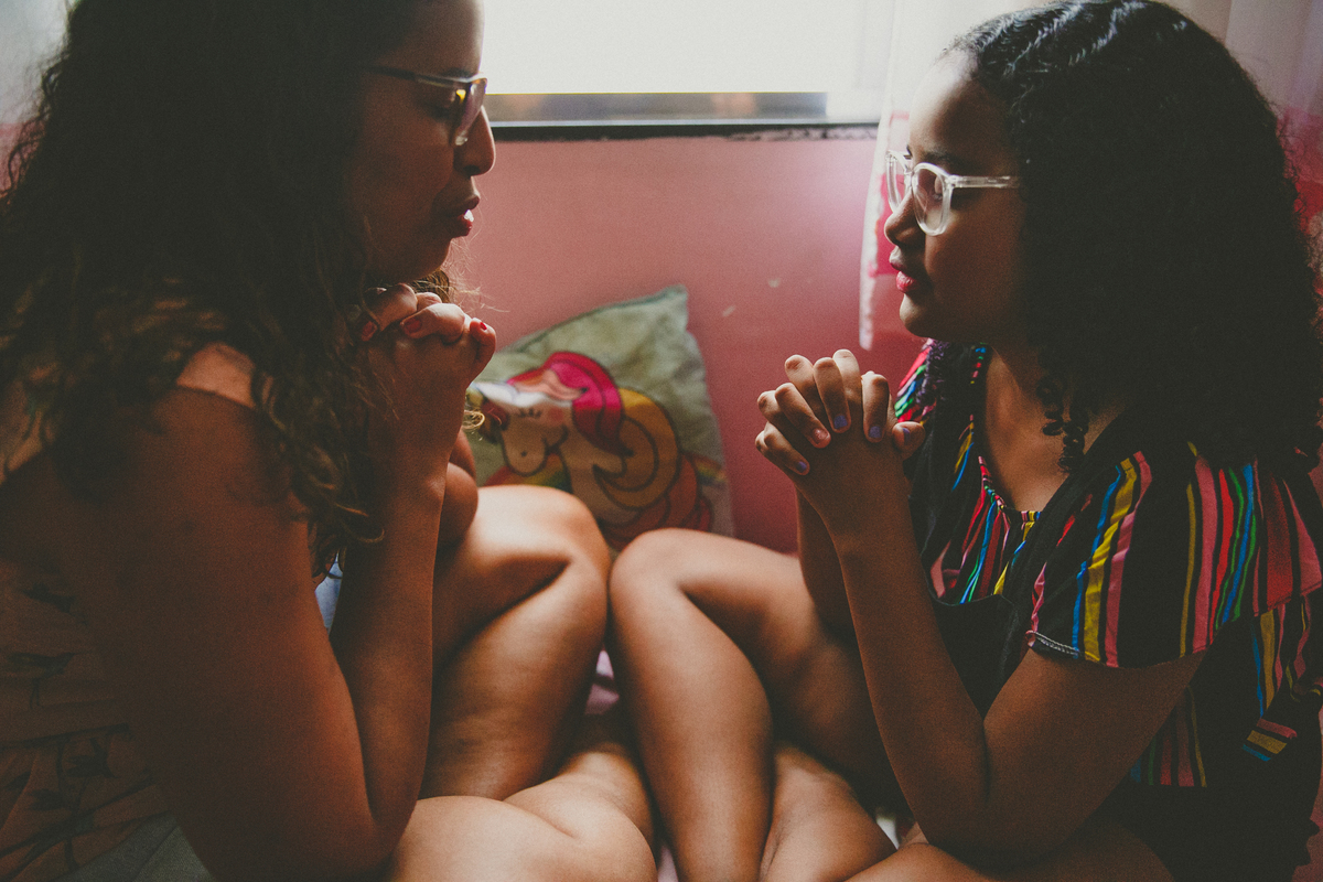 criancas que oram, fe em deus aline lelles, fotos de familia, fotografia de familia, fodocumentario, geracoes de familia, ancestralidade, constelacao familiar, terapia de familia, uniao de familia, familia que ora unida, pais e filhos, melhor fotografo rj