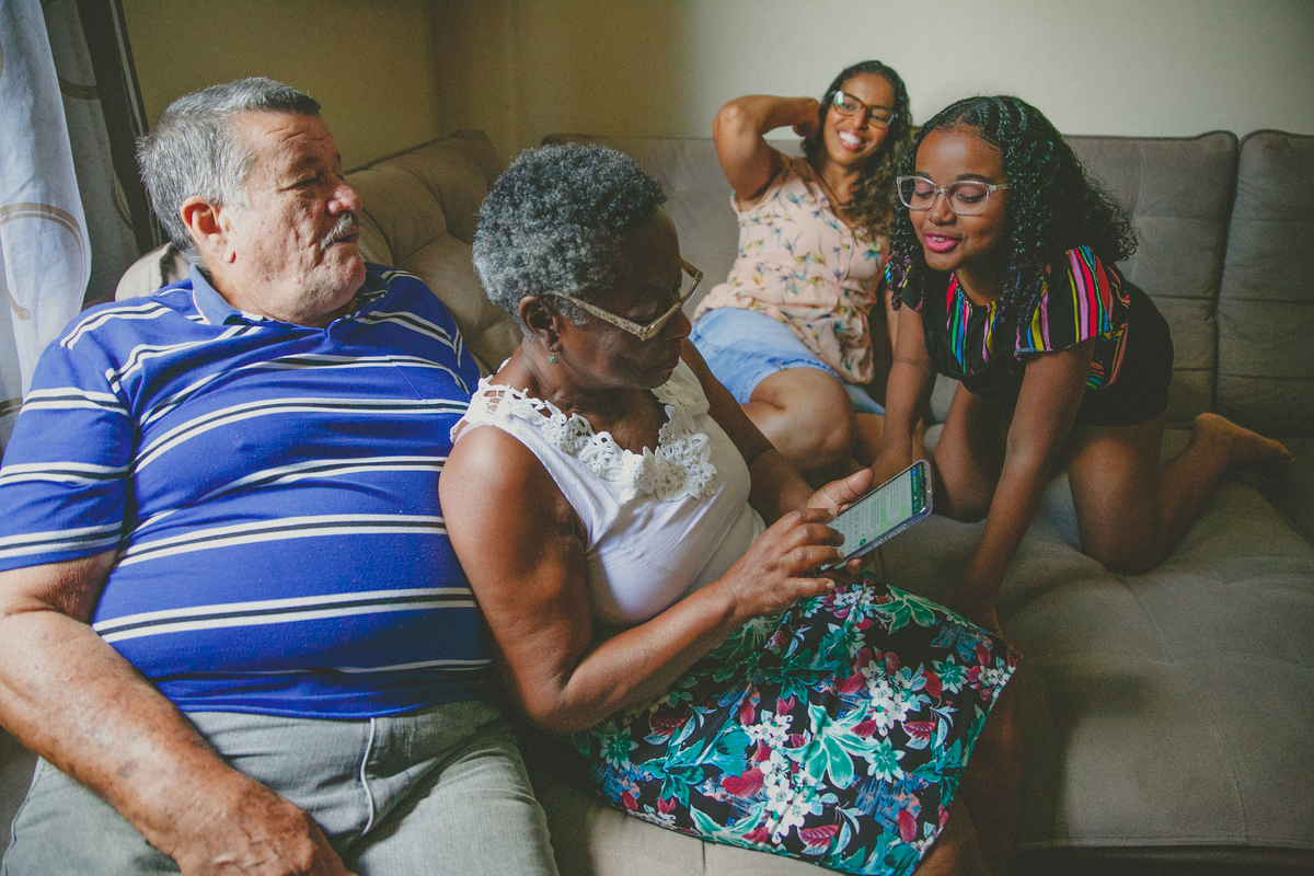 cotidiano poesia, aline lelles, fotos de familia, fotografia de familia, fodocumentario, geracoes de familia, ancestralidade, constelacao familiar, terapia de familia, uniao de familia, familia que ora unida, pais e filhos, melhor fotografo rj