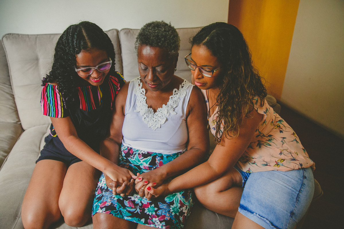 cotidiano poesia, aline lelles, fotos de familia, fotografia de familia, fodocumentario, geracoes de familia, ancestralidade, constelacao familiar, terapia de familia, uniao de familia, familia que ora unida, pais e filhos, melhor fotografo rj
