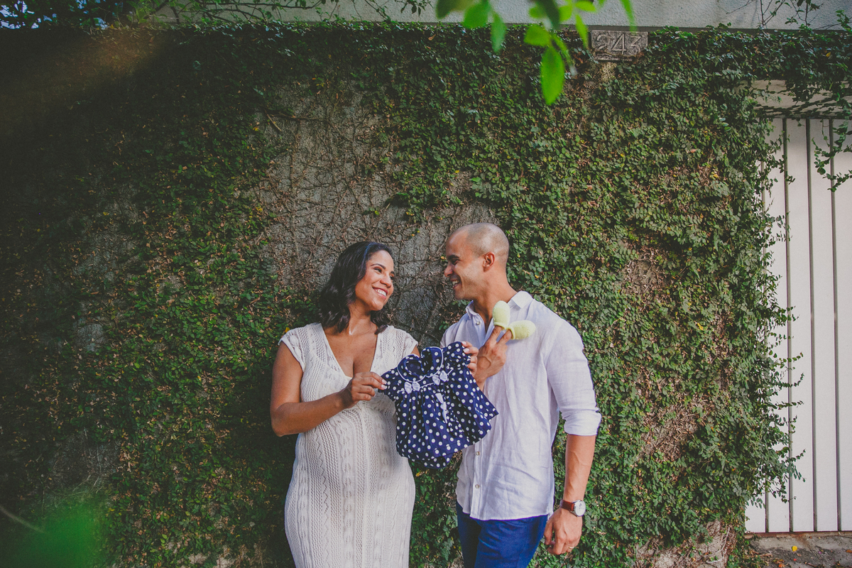 fotografia afetiva, de familia, gestante, de acompanhamento de bebe, rio de janeiro, ensaio em santa teresa, ensaio de gravida, ensaio na floresta ensaio de casal, fotografia de cinema, a cumplicidade entre os casais, cotidiano poesia