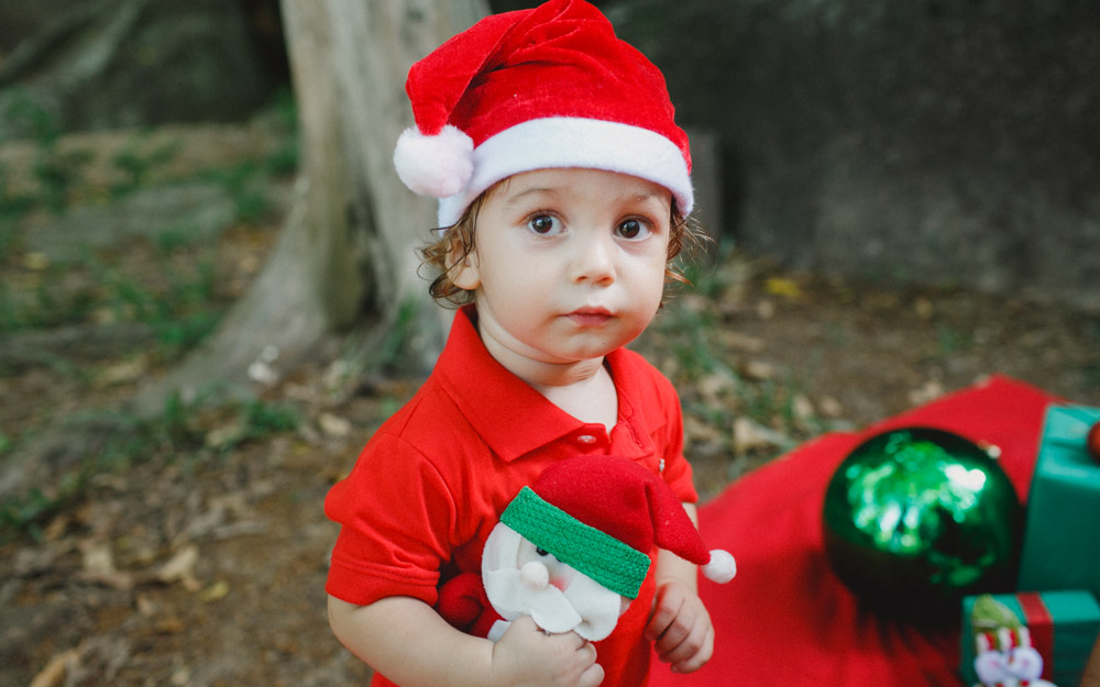 Ant&ocirc;nio vestido de papai noel durante a sess&atilde;o de fotos com Aline Lelles | Fotografia Afetiva | Fotografia de Crian&ccedil;a | Fotografia de Beb&ecirc;
