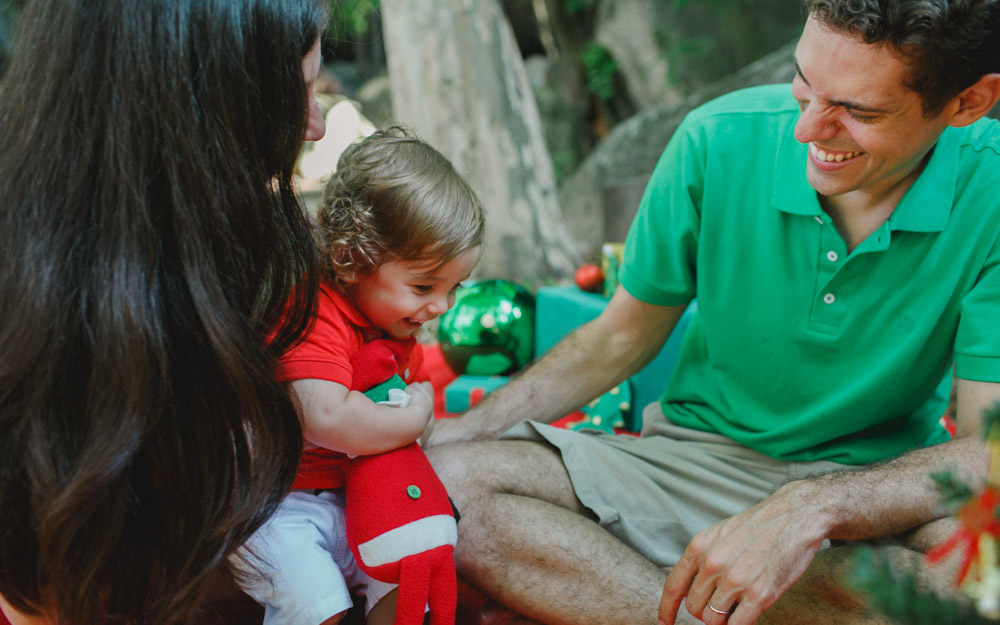 Ant&ocirc;nio curtindo o ensaio fotogr&aacute;fico com os pais
