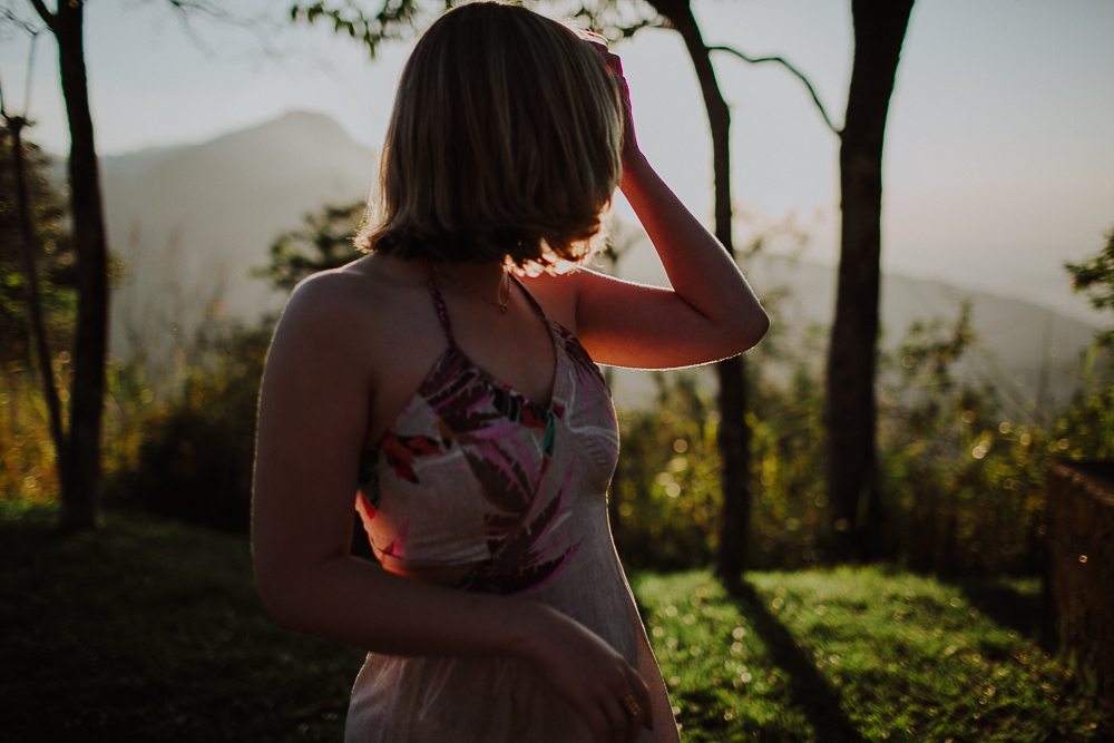 fotografia do sagrado feminino, fotografo de ensaio de empoderamento feminino, fotografia afetiva, fotografa de ensaios, de mulher pra mulher, mulheres que correm com os lobos, mulher sagrada, ensaio debutante, ensaio de 15 anos, flores no ensaio fotograf