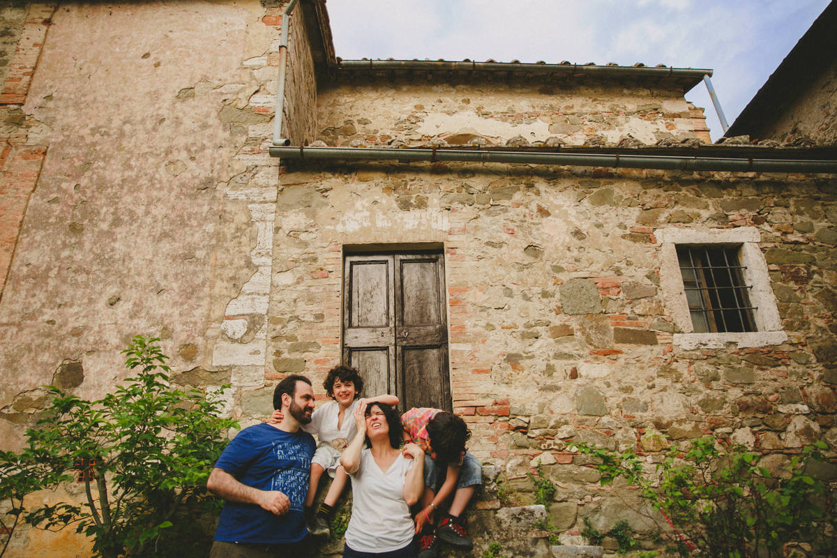 ritratto di famiglia italia, fotografo toscana, fotografo montalcino, fotografo poggio al vento, fotografo italiano, fotografo di matrimoni italia, fotografo di matrimoni roma, fotografo di matromoni toscana, fotografo di matrimoni, casteglione