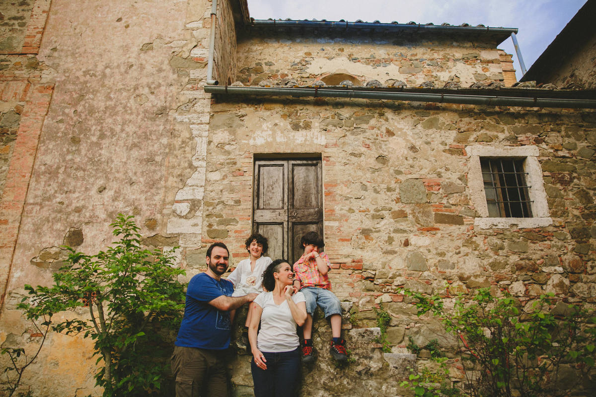 ritratto di famiglia italia, fotografo toscana, fotografo montalcino, fotografo poggio al vento, fotografo italiano, fotografo di matrimoni italia, fotografo di matrimoni roma, fotografo di matromoni toscana, fotografo di matrimoni, casteglione