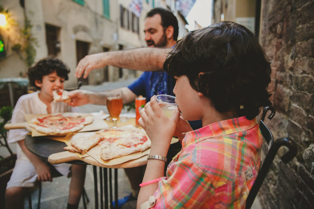 ritratto di famiglia italia, fotografo toscana, fotografo montalcino, fotografo poggio al vento, fotografo italiano, fotografo di matrimoni italia, fotografo di matrimoni roma, fotografo di matromoni toscana, fotografo di matrimoni , pizza, piazza, roma