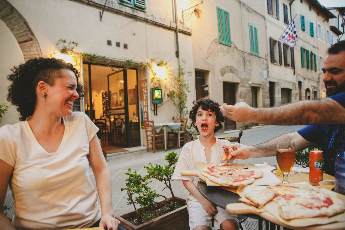 ritratto di famiglia italia, fotografo toscana, fotografo montalcino, fotografo poggio al vento, fotografo italiano, fotografo di matrimoni italia, fotografo di matrimoni roma, fotografo di matromoni toscana, fotografo di matrimoni , pizza, piazza, roma