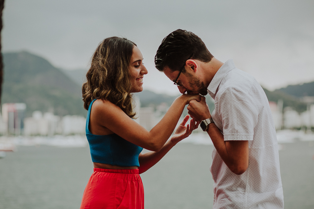 pedido de casamento na mureta da urca na cidade do rio de janeiro, fotografia afetiva, ensaio de casal rj, aline lelles, casais que oram juntos, pedido de casamento surpresa, fotografia de casamento, fotos afetivas, memorias afetivas