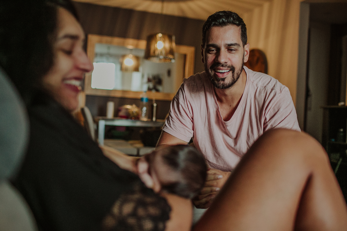 fotografia afetiva, de familia, gestante, de natural newborn, fotografa na barra da tijuca, ensaio de gravida, ensaio em casa, fotografia de cinema, a cumplicidade entre os casais, a fé em Deus, casais que oram juntos, quarto bebe, ensaio lifestyle