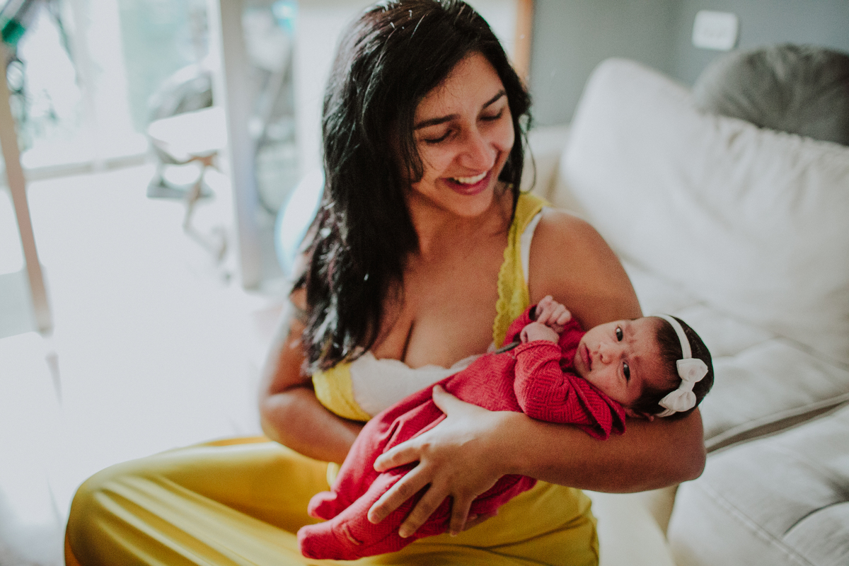 fotografia afetiva, de familia, gestante, de natural newborn, fotografa na barra da tijuca, ensaio de gravida, ensaio em casa, fotografia de cinema, a cumplicidade entre os casais, a fé em Deus, amamentacao, pilates na gravidez, ensaio lifestyle