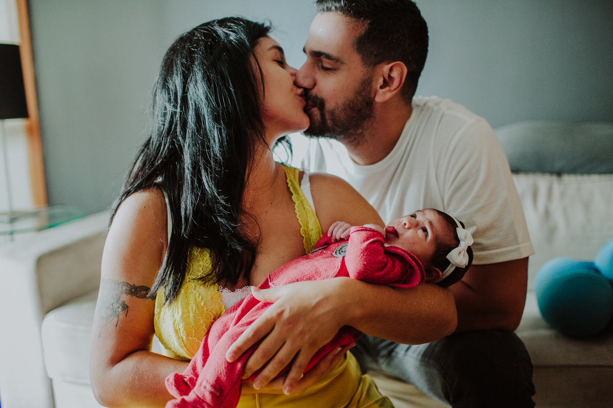 fotografia afetiva, de familia, gestante, de natural newborn, fotografa na barra da tijuca, ensaio de gravida, ensaio em casa, fotografia de cinema, a cumplicidade entre os casais, a fé em Deus, amamentacao, pilates na gravidez, ensaio lifestyle