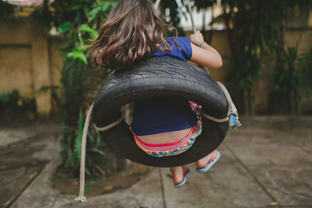 menina brincando no balanço, aline lelles, fotografia de familia, ensaio de familia, rio de janeiro rj, boas vindas no gnt, fotos de familia, escola de fotografia, direcao de ensaios, fotografia afetiva, curso de fotografia, fotografia documental