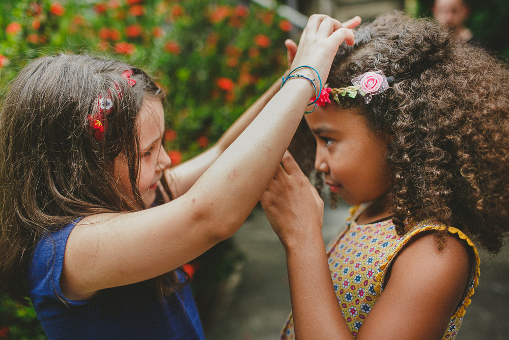 meninas brincando juntas, aline lelles, fotografia de familia, ensaio de familia, rio de janeiro rj, boas vindas no gnt, fotos de familia, escola de fotografia, direcao de ensaios, fotografia afetiva, curso de fotografia, fotografia documental