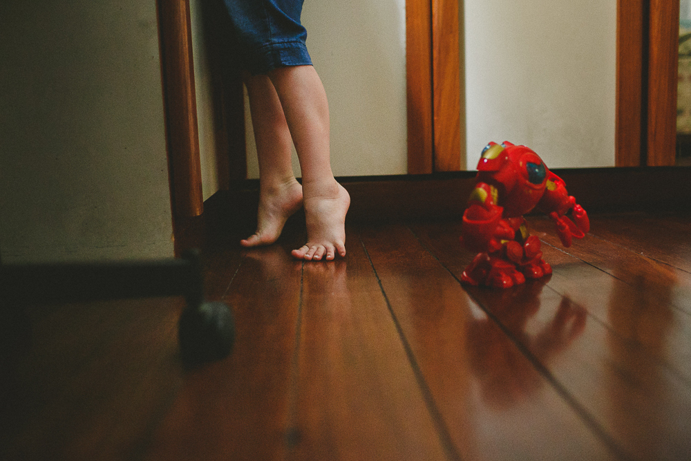 menino brincando sozinho, fotografo aline lelles, fotografia de familia, ensaio de familia, rio de janeiro rj, boas vindas no gnt, fotos de familia, escola de fotografia, direcao de ensaios, direcao afetiva, curso de fotografia, fotografia documental