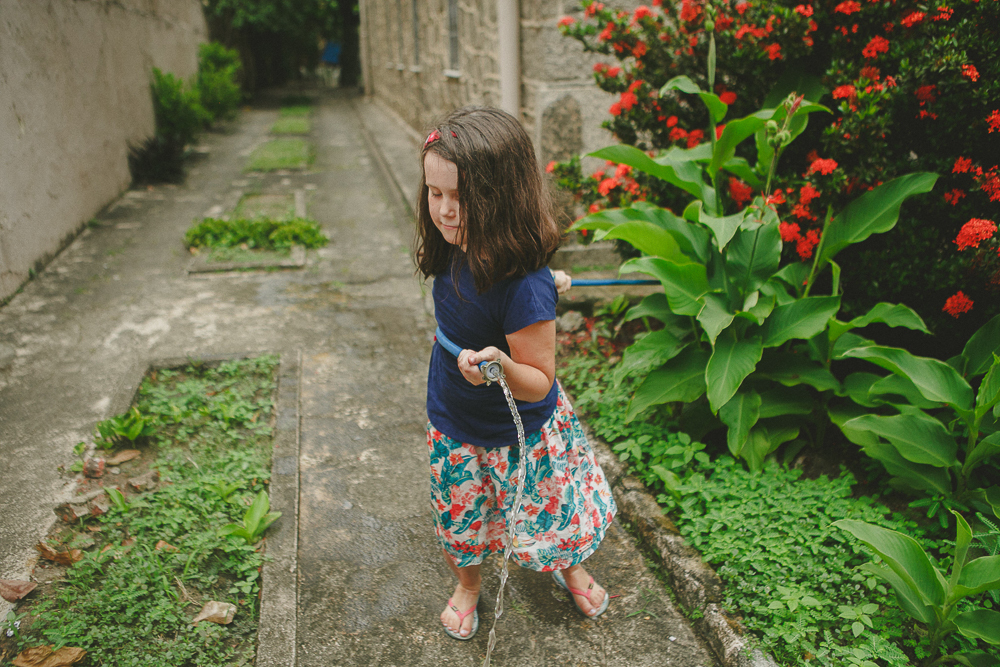 menina brincando de mangueira no quintal, aline lelles, fotografia de familia, ensaio de familia, rio de janeiro rj, boas vindas no gnt, fotos de familia, escola de fotografia, direcao de ensaios, fotografia afetiva, curso de fotografia, fotografia