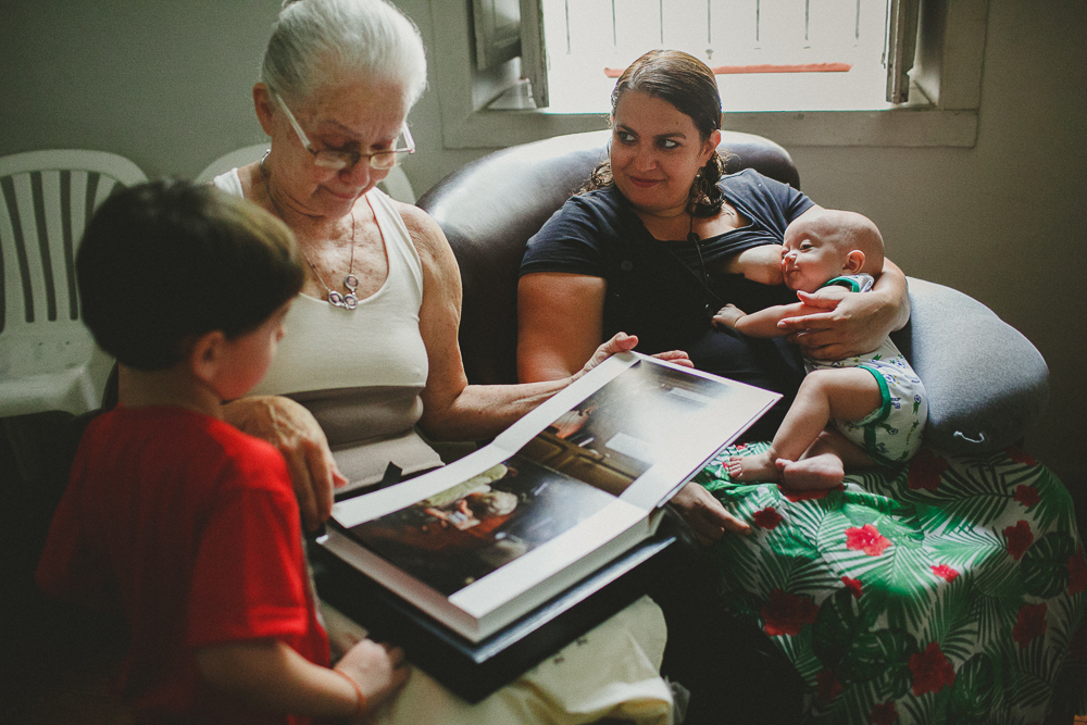família recebendo álbum de foto, aline lelles, fotografia de familia, ensaio de familia, rio de janeiro rj, boas vindas no gnt, fotos de familia, escola de fotografia, direcao de ensaios, direcao afetiva, curso de fotografia, fotografia documental