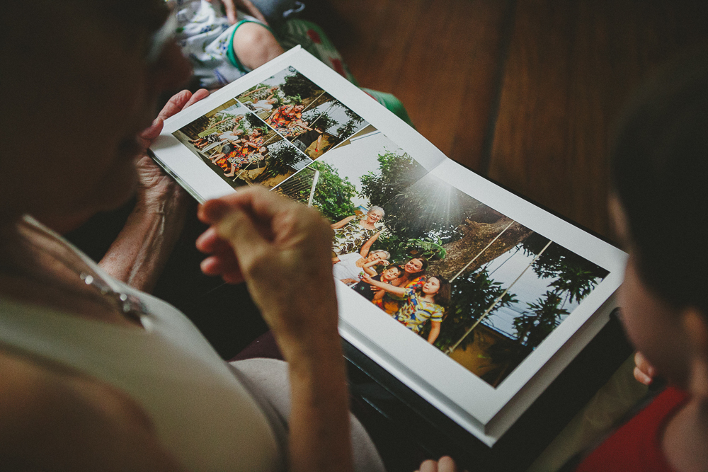 família recebendo álbum de foto, aline lelles, fotografia de familia, ensaio de familia, rio de janeiro rj, boas vindas no gnt, fotos de familia, escola de fotografia, direcao de ensaios, direcao afetiva, curso de fotografia, fotografia documental