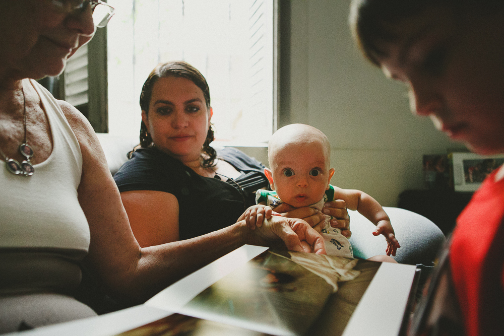 família recebendo álbum de foto, aline lelles, fotografia de familia, ensaio de familia, rio de janeiro rj, boas vindas no gnt, fotos de familia, escola de fotografia, direcao de ensaios, direcao afetiva, curso de fotografia, fotografia documental