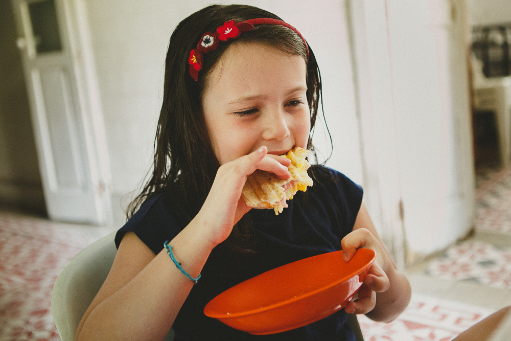criança comendo, fotografo aline lelles, fotografia de familia, ensaio de familia, rio de janeiro rj, boas vindas no gnt, fotos de familia, escola de fotografia, direcao de ensaios, direcao afetiva, curso de fotografia, fotografia documental