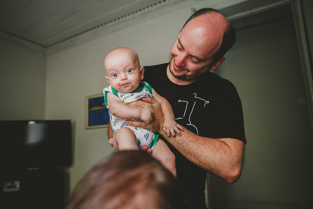 bebê no colo no pai, fotografo aline lelles, fotografia de familia, ensaio de familia, rio de janeiro rj, boas vindas no gnt, fotos de familia, escola de fotografia, direcao de ensaios, direcao afetiva, curso de fotografia, fotografia documental
