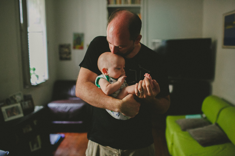 bebê no colo no pai, fotografo aline lelles, fotografia de familia, ensaio de familia, rio de janeiro rj, boas vindas no gnt, fotos de familia, escola de fotografia, direcao de ensaios, direcao afetiva, curso de fotografia, fotografia documental
