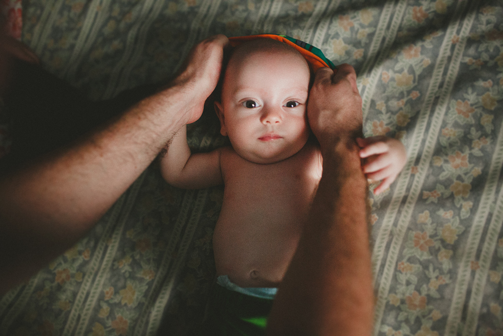 bebê trocando de roupa, fotografo aline lelles, fotografia de familia, ensaio de familia, rio de janeiro rj, boas vindas no gnt, fotos de familia, escola de fotografia, direcao de ensaios, direcao afetiva, curso de fotografia, fotografia documental