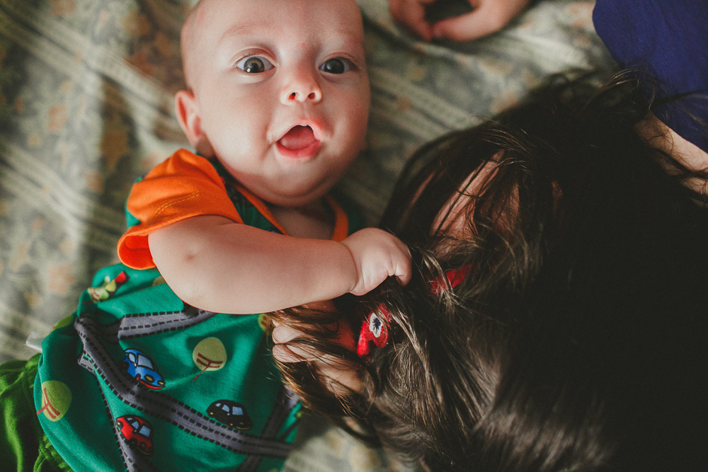 bebê puxando cabelo da irmã, aline lelles, fotografia de familia, ensaio de familia, rio de janeiro rj, boas vindas no gnt, fotos de familia, escola de fotografia, direcao de ensaios, direcao afetiva, curso de fotografia, fotografia documental