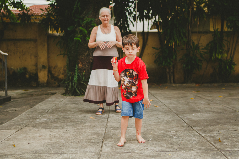 menino brincando na casa da avó, aline lelles, fotografia de familia, ensaio de familia, rio de janeiro rj, boas vindas no gnt, fotos de familia, escola de fotografia, direcao de ensaios, direcao afetiva, curso de fotografia, fotografia documental