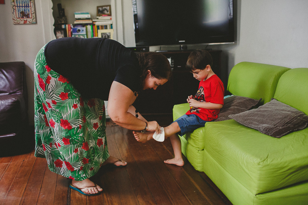 mãe faz curativo em seu filho, cuidados maternos, aline lelles, fotografia de familia, ensaio de familia, rio de janeiro rj, fotografo rj, fotos de familia, escola de fotografia, direcao de ensaios, fotografia afetiva, curso de fotografia, fotografia 