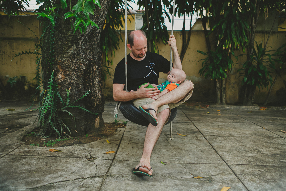 pai com bebê no colo, aline lelles, fotografia de familia, ensaio de familia, rio de janeiro rj, fotografo rj, fotos de familia, escola de fotografia, direcao de ensaios, fotografia afetiva, curso de fotografia, fotografia documental