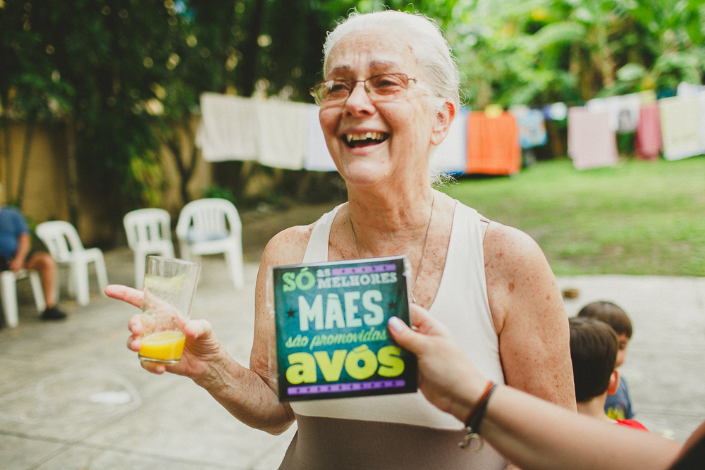 avó recebendo presente dos netos, aline lelles, fotografia de familia, ensaio de familia, rio de janeiro rj, fotografo rj, fotos de familia, escola de fotografia, direcao de ensaios, fotografia afetiva, curso de fotografia, fotografia documental