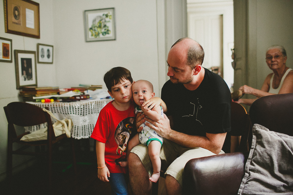 irmão mais velho bincando com bebê, aline lelles, fotografia de familia, ensaio de familia, rio de janeiro rj, boas vindas no gnt, fotos de familia, escola de fotografia, direcao de ensaios, direcao afetiva, curso de fotografia, fotografia documental