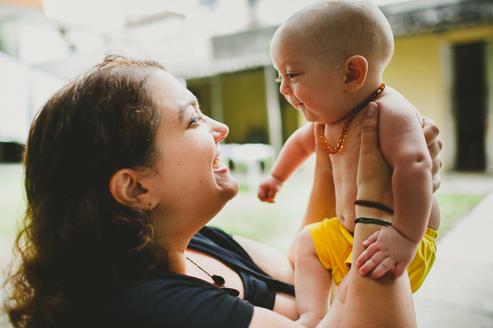 mãe brincando com seu bebê no colo, aline lelles, fotografia de familia, ensaio de familia, rio de janeiro rj, fotografo rj, fotos de familia, escola de fotografia, direcao de ensaios, fotografia afetiva, curso de fotografia, fotografia documental