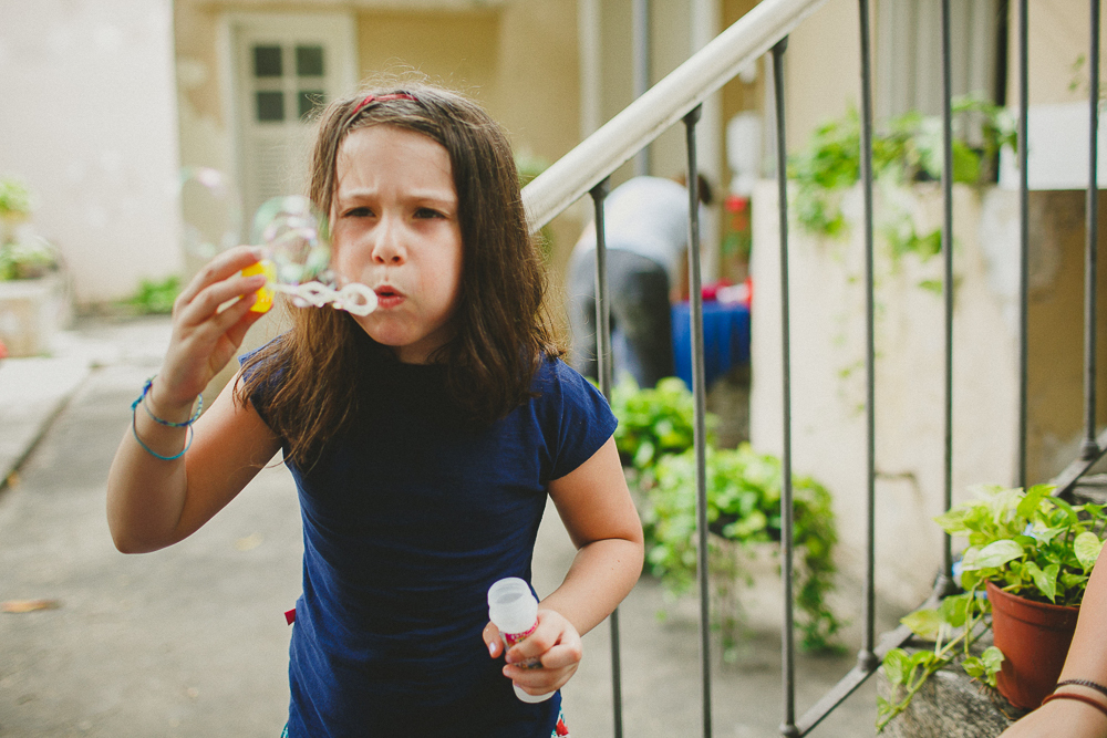 menina brincando com bolinha de sabão, aline lelles, fotografia de familia, ensaio de familia, rio de janeiro rj, fotografo rj, fotos de familia, escola de fotografia, direcao de ensaios, fotografia afetiva, curso de fotografia, fotografia documental