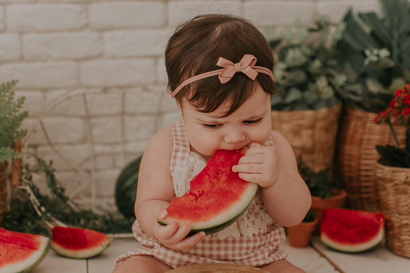 mini sessão; ensaio infantil; sessao melancia ; ensaio melancia; fotos com melancia ; sessao com frutinhas; fotos de bebe com melancia ; fotografa campo grande; fotos de bebes; maternidade; campo grande; mini ensaio; acompanhamento de bebe, introducao ali