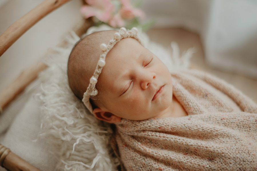 sessao newborn; newborn; campo grande; fotos fran duailibi; mae de menina; pai de menina; newborn girl; mudo rosa; ensaio newborn; fotos de recem nascido campo grande; fotografo em campo grande; fotos de bebe; bebe com mamae; bebe com familia