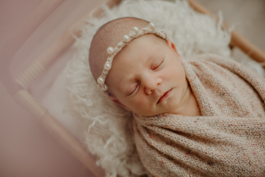 sessao newborn; newborn; campo grande; fotos fran duailibi; mae de menina; pai de menina; newborn girl; mudo rosa; ensaio newborn; fotos de recem nascido campo grande; fotografo em campo grande; fotos de bebe; bebe com mamae; bebe com familia