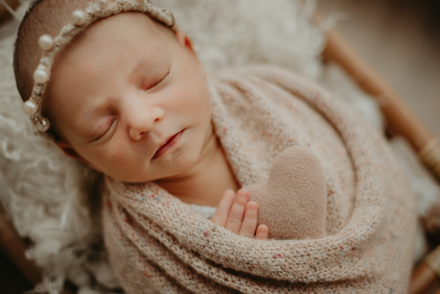 sessao newborn; newborn; campo grande; fotos fran duailibi; mae de menina; pai de menina; newborn girl; mudo rosa; ensaio newborn; fotos de recem nascido campo grande; fotografo em campo grande; fotos de bebe; bebe com mamae; bebe com familia