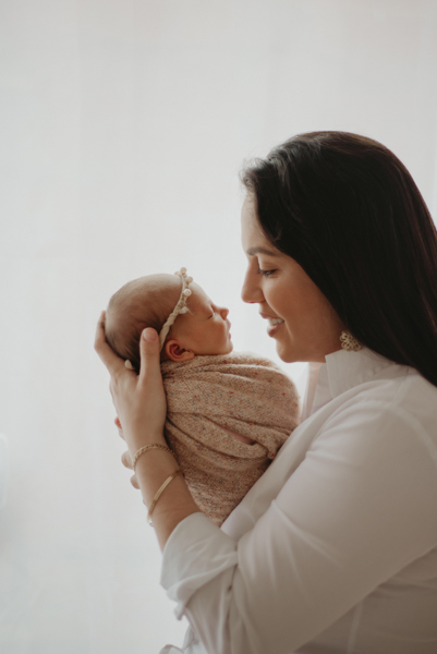 sessao newborn; newborn; campo grande; fotos fran duailibi; mae de menina; pai de menina; newborn girl; mudo rosa; ensaio newborn; fotos de recem nascido campo grande; fotografo em campo grande; fotos de bebe; bebe com mamae; bebe com familia