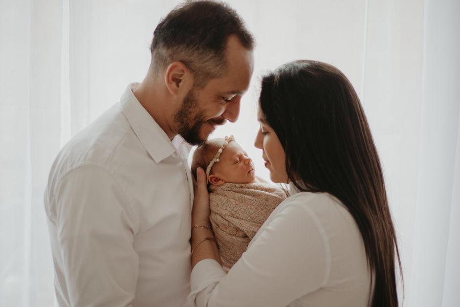 sessao newborn; newborn; campo grande; fotos fran duailibi; mae de menina; pai de menina; newborn girl; mudo rosa; ensaio newborn; fotos de recem nascido campo grande; fotografo em campo grande; fotos de bebe; bebe com mamae; bebe com familia